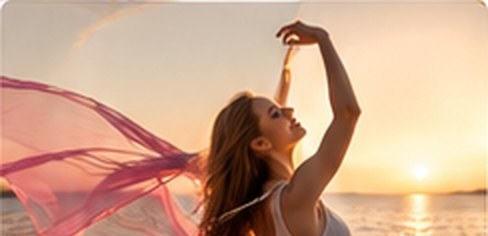 Mujer bailando con una tela rosa frente al mar al atardecer