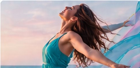 Mujer con vestido turquesa bailando junto al mar
